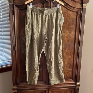 Old Navy Women's Ankle Pants in Olive
